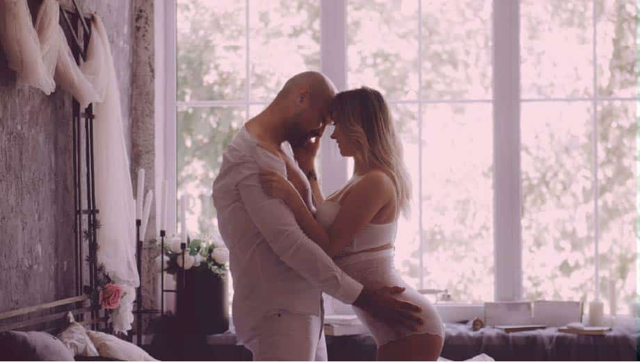 couple au lit sexy sexualite francais 2025